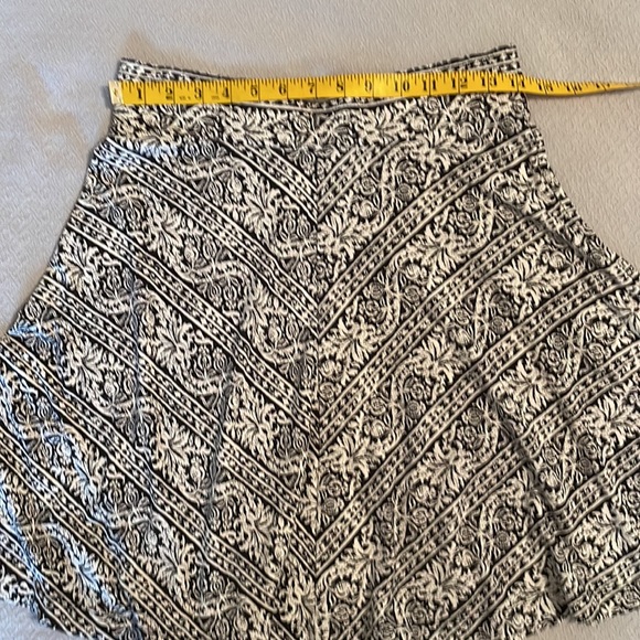 Loft Soft Stretchy Fit and Flare black/white print skirt - Picture 6 of 8